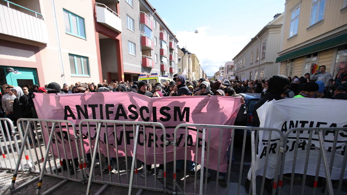 "Antifascism är självförsvar" står det på motdemonstranternas banderoller. 